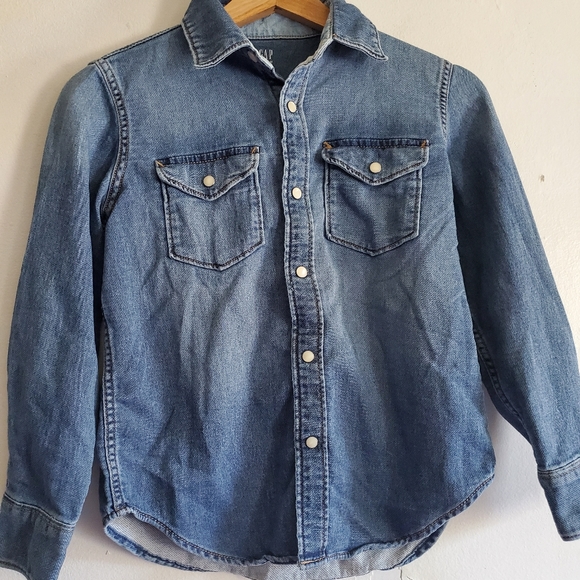 Gap kids light washed shirt size Medium. - Picture 3 of 7